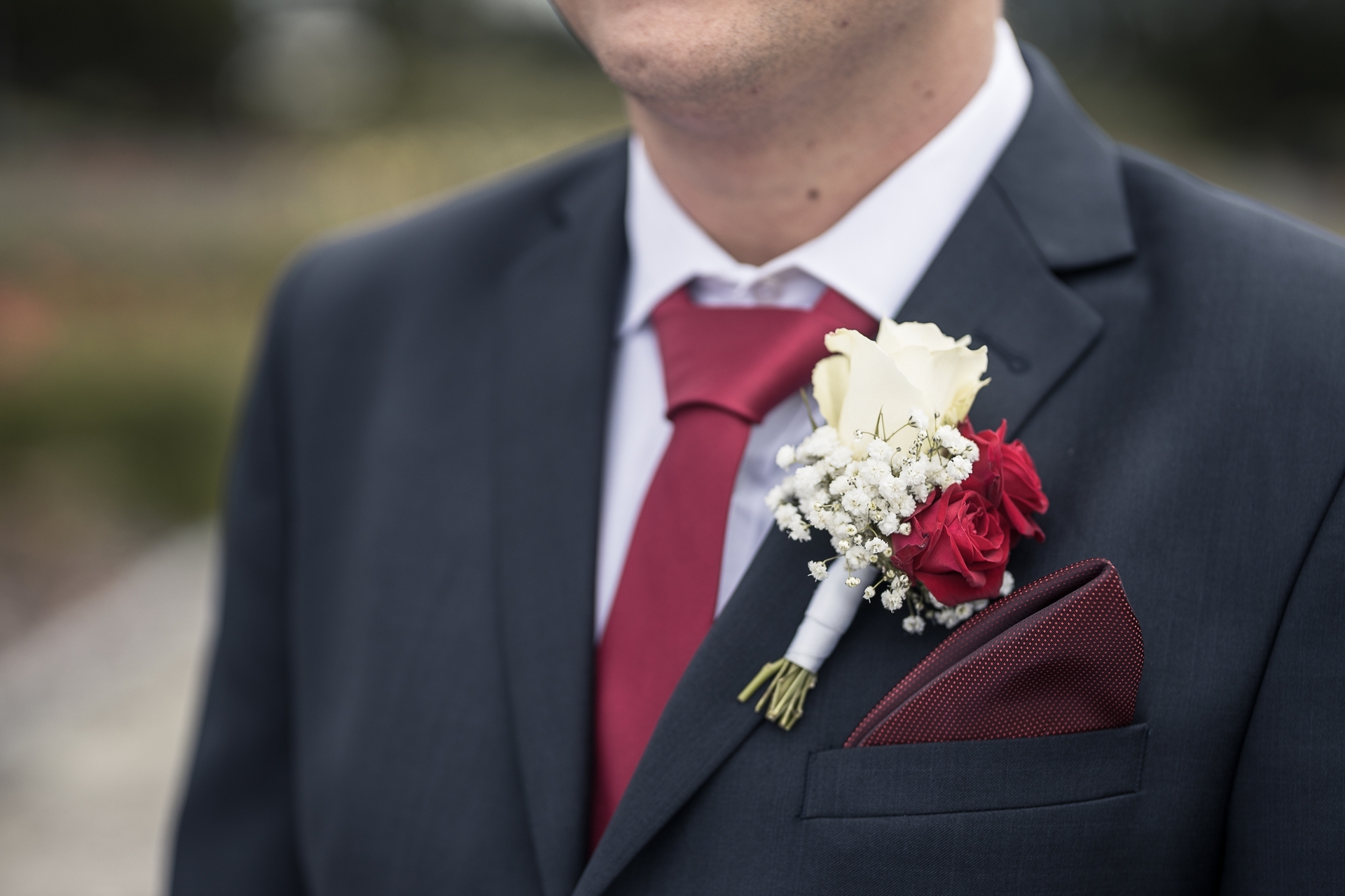 Svatba Růžový sad Lidice - detail ženich