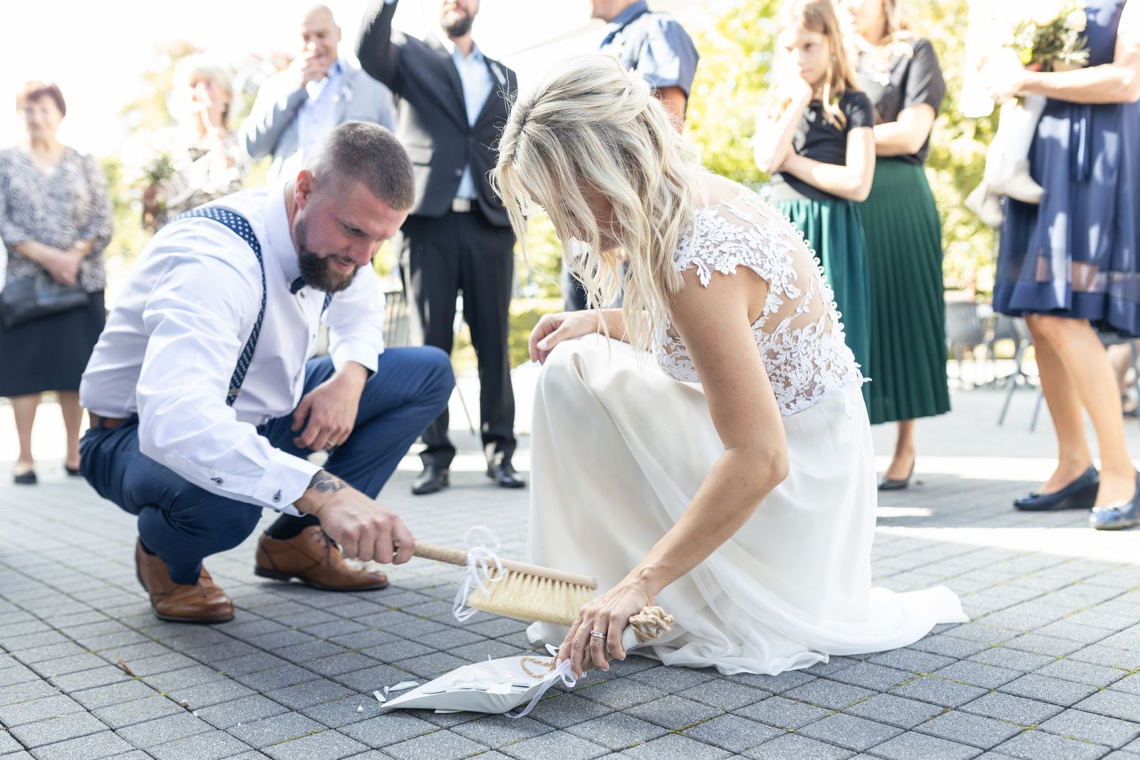 Svatba Obořiště - Penzion Nový Rybník - ženich s nevěstou zametají střepy