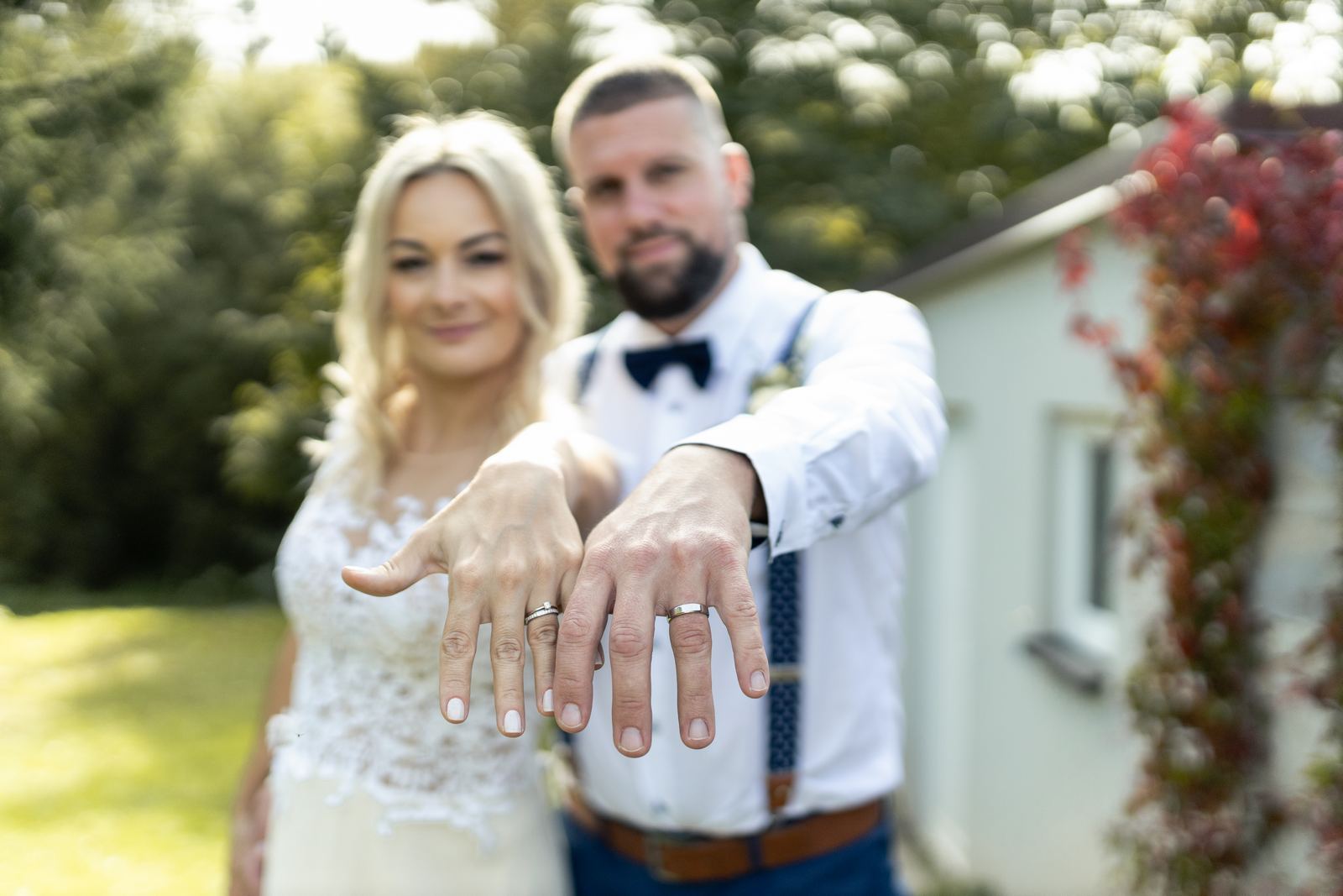 Fotografování svatby Obořiště u Dobříše - Penzion Nový Rybník - ženich s nevěstou detail prsteny