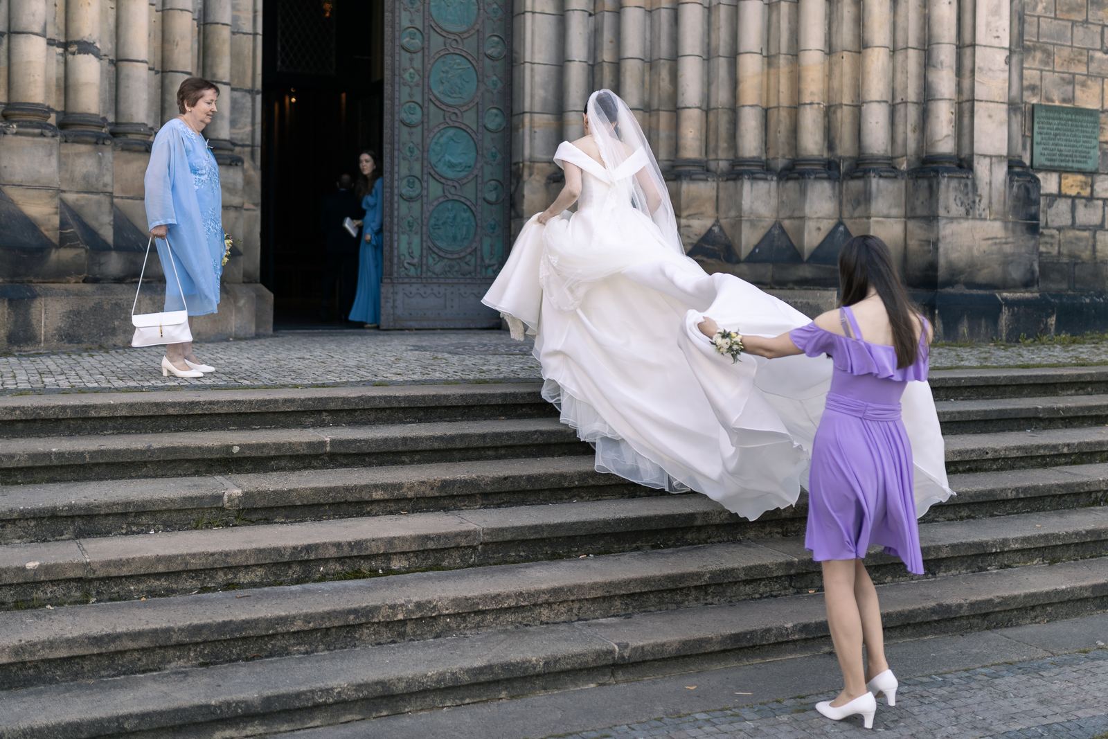 Svatební fotky Praha - nevěsta vchází do kostela