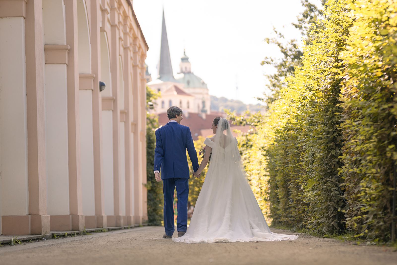 Pražská svatba - ženich s nevěstou ve Valdštejnské zahradě