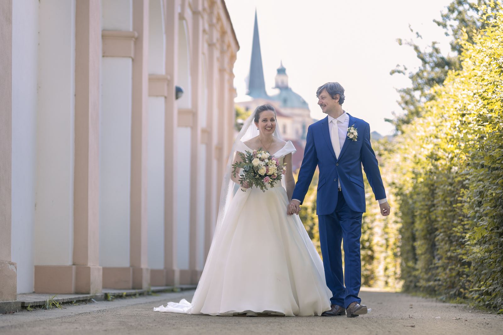 Pražská svatba - ženich s nevěstou ve Valdštejnské zahradě