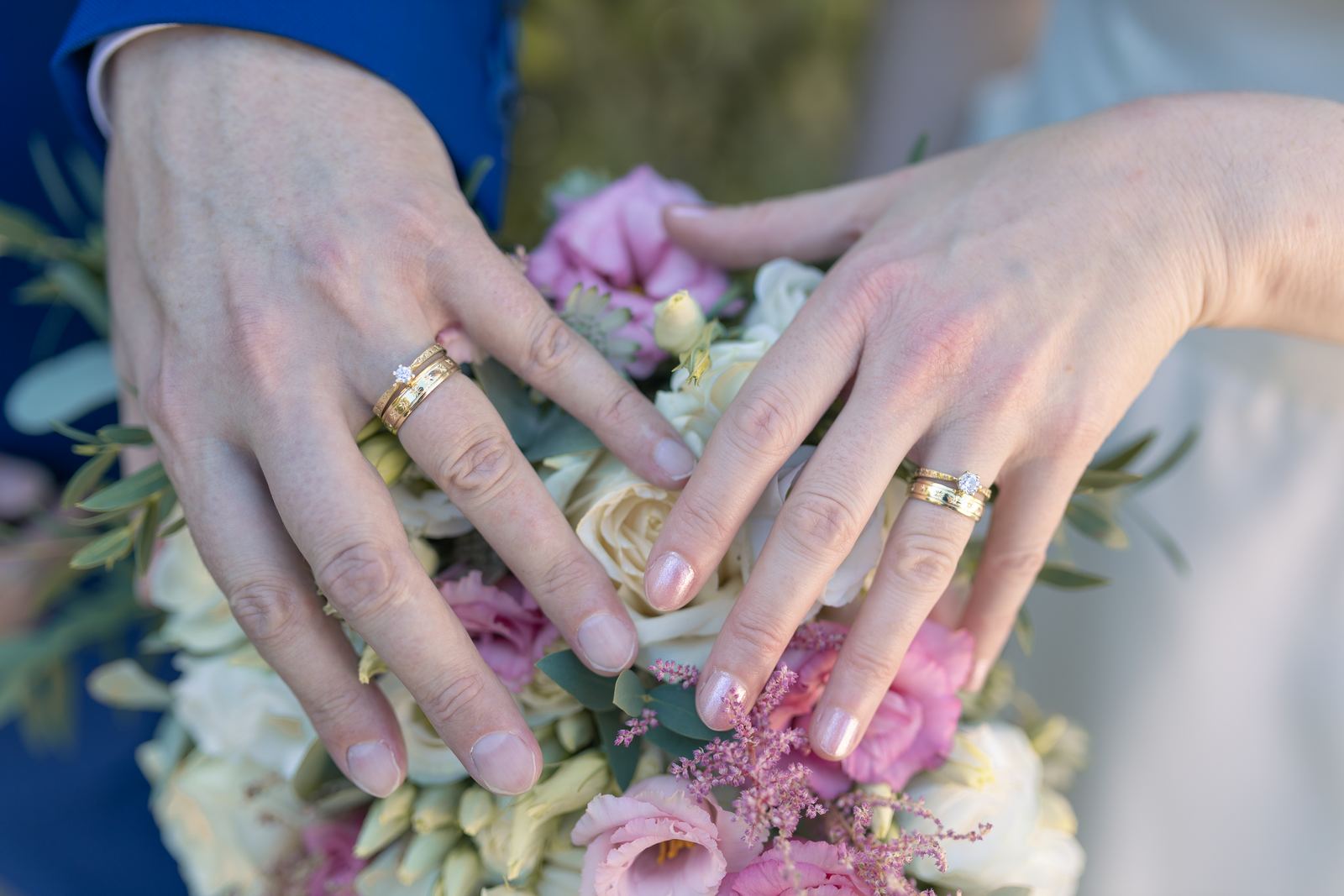 Pražská svatba - ženich s nevěstou ve Valdštejnské zahradě - detail prstenů