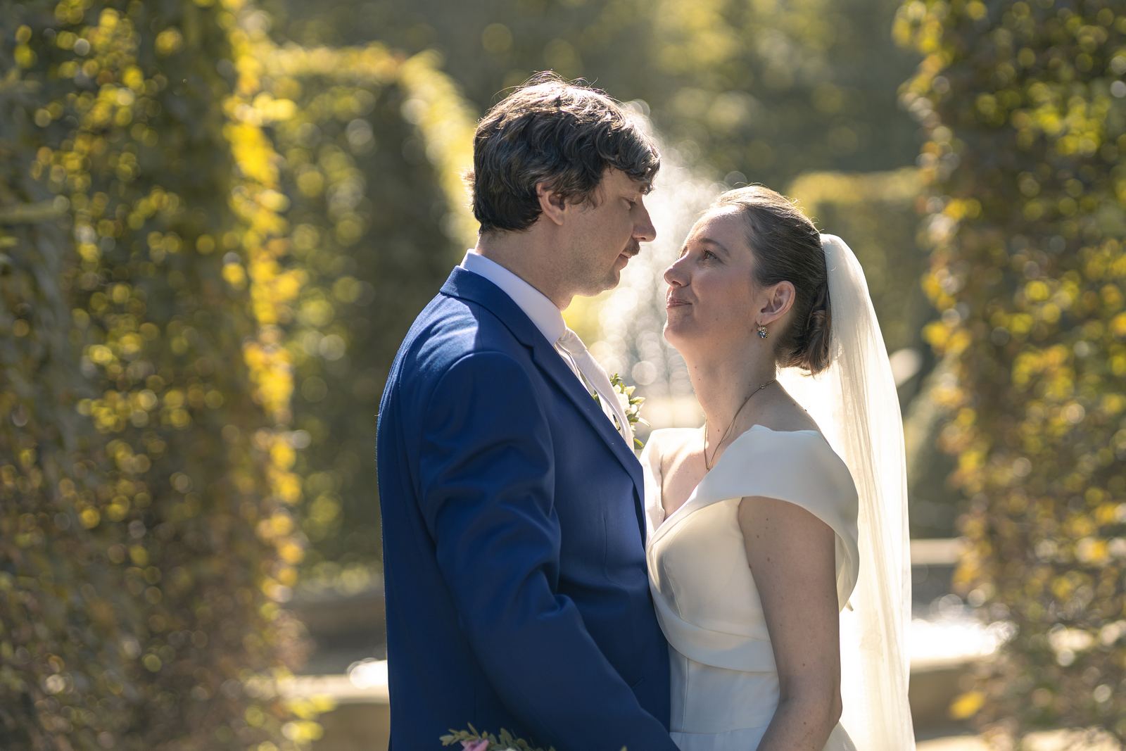 Pražská svatba - ženich s nevěstou z očí do očí ve Valdštejnské zahradě
