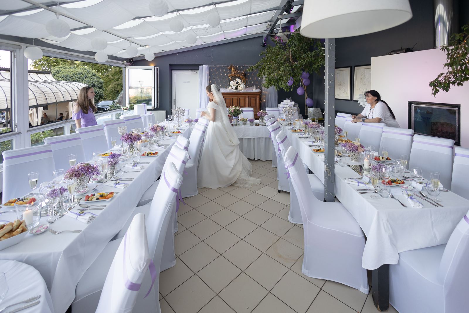 Pražská svatba - ženich s nevěstou v Restaurant Nebozízek