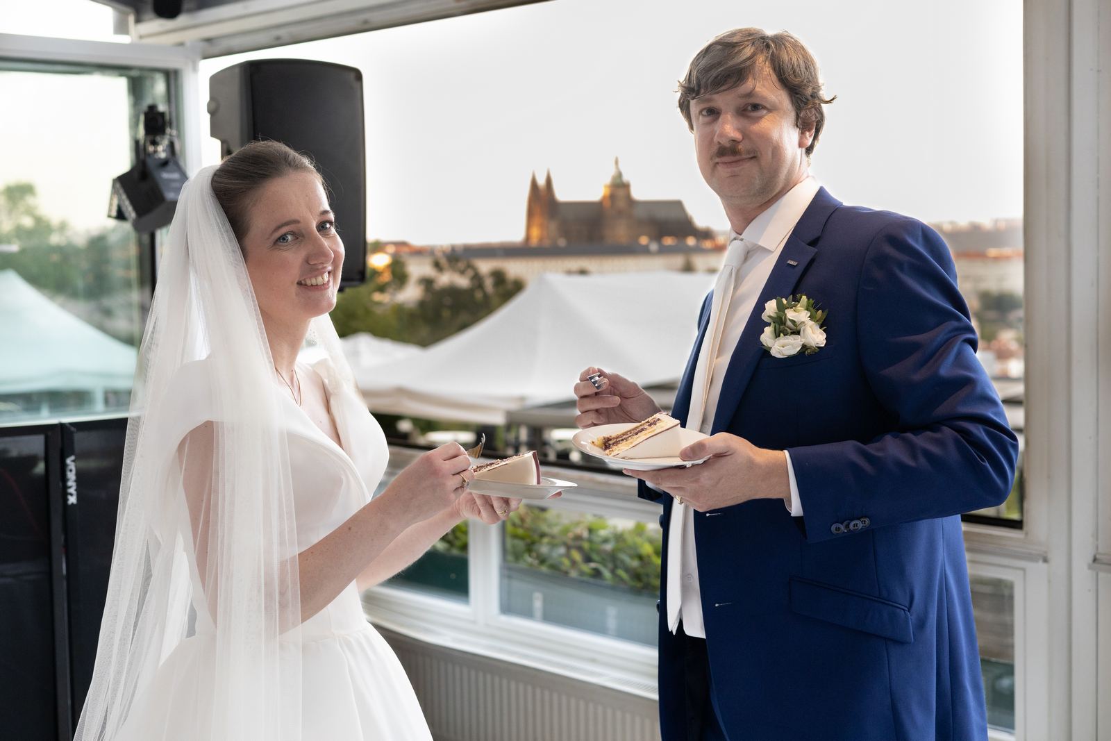 Pražská svatba - ženich s nevěstou v Restaurant Nebozízek dort