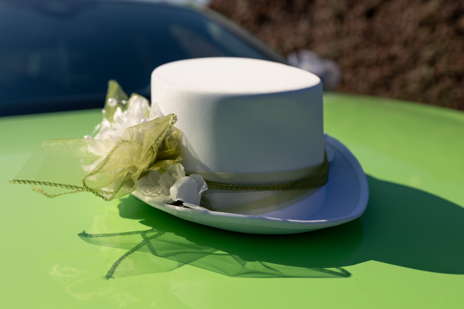 Svatba v Zámeckém parku v Hořovicích - klobouk dekorace automobilu