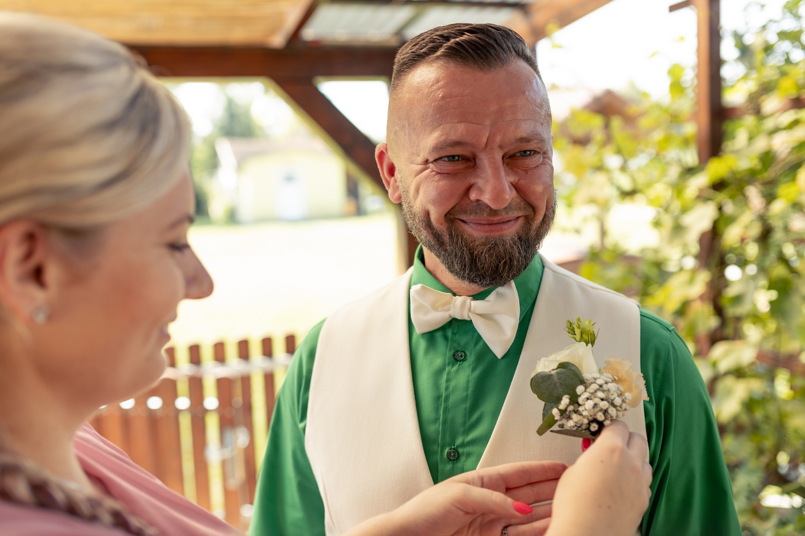Svatba v Zámeckém parku v Hořovicích - usmívající se ženich