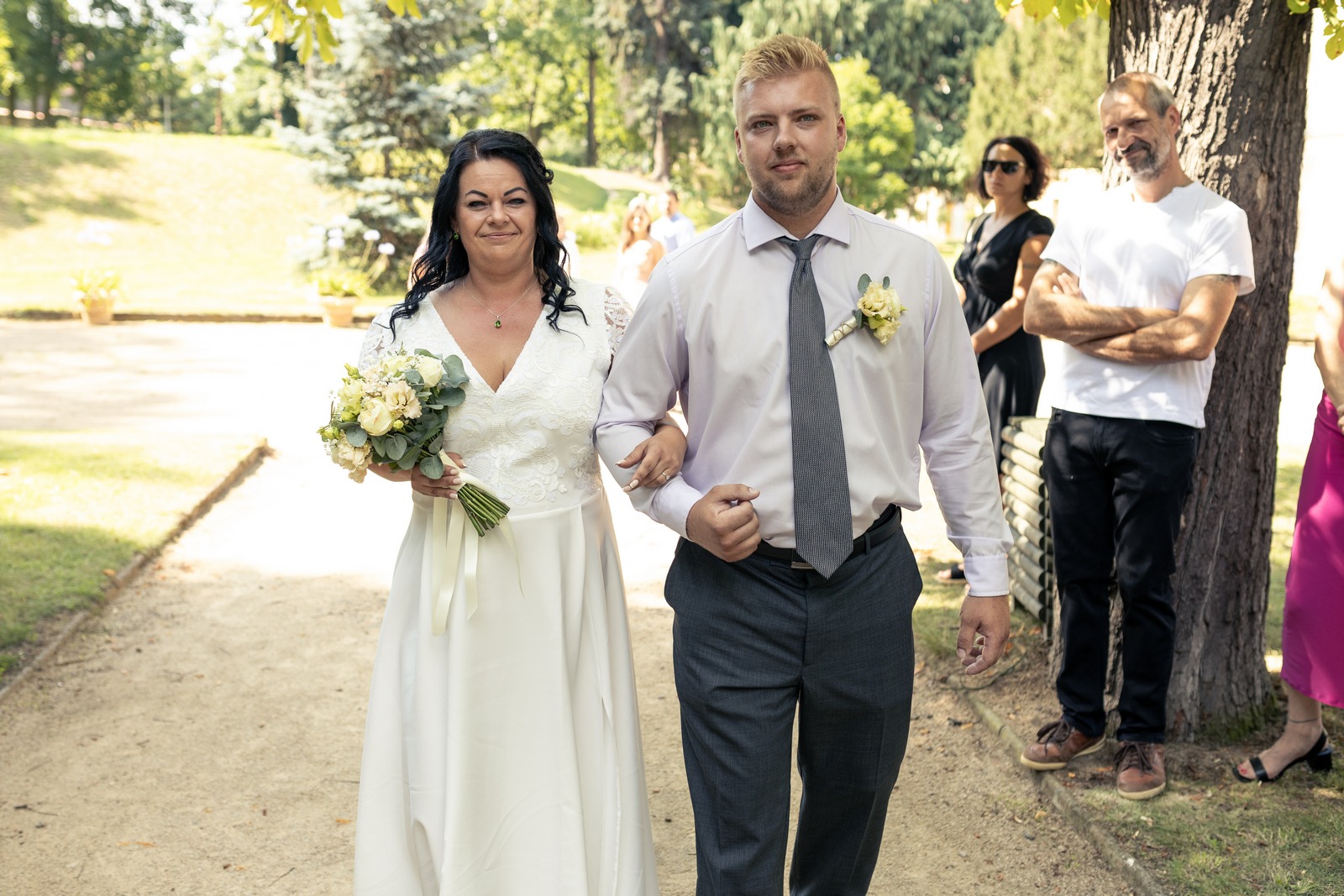 Svatba v Zámeckém parku v Hořovicích - nevěsta s bratrem