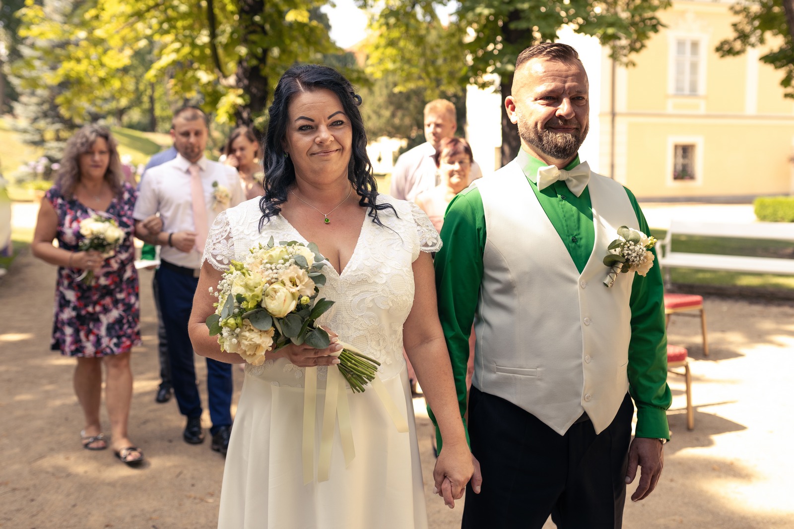 Svatba v Zámeckém parku v Hořovicích - ženich s nevěstou před oltářem