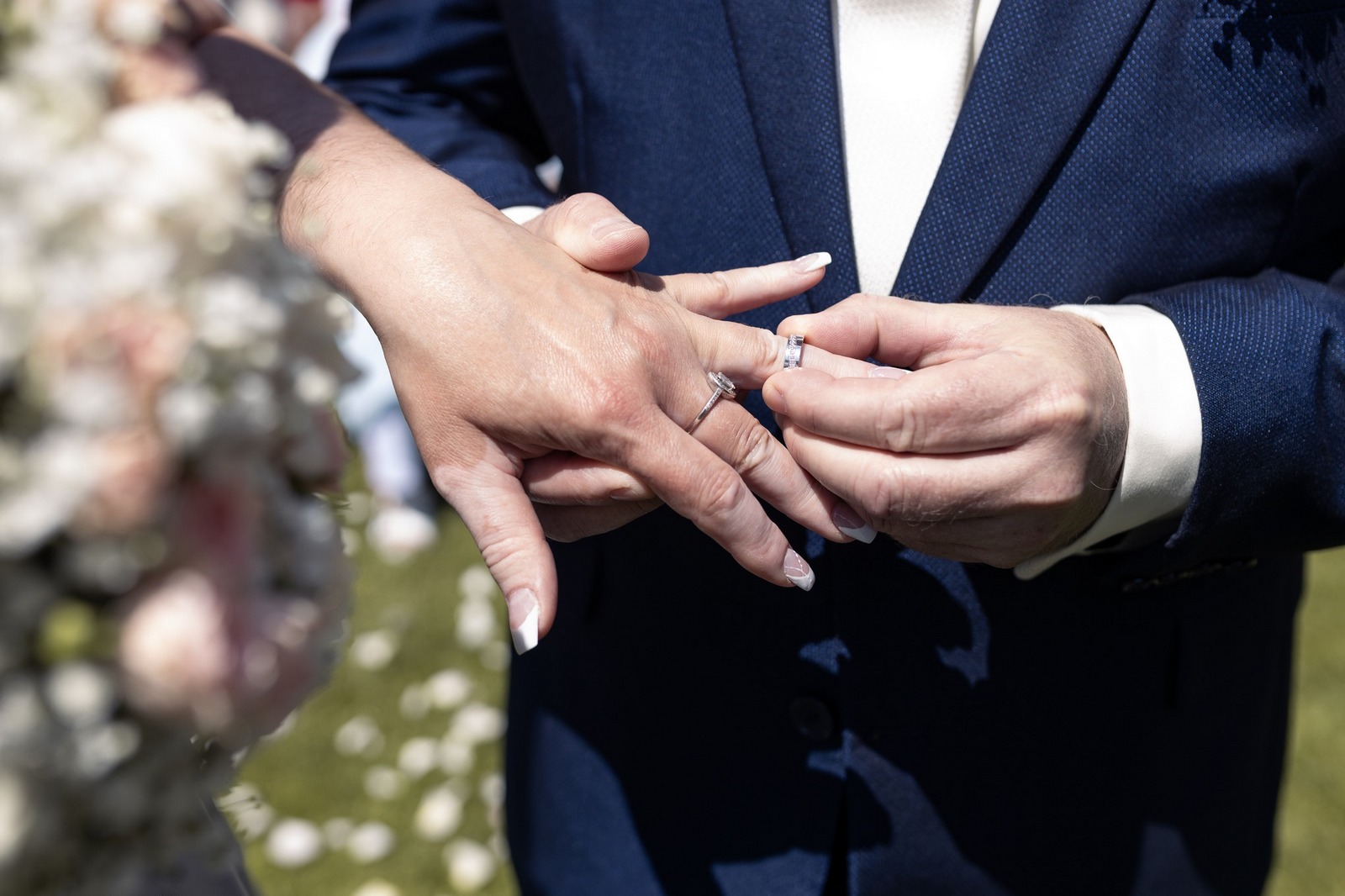 Svatba Hostinec u Vrbů ve Stašově, Hořovice ženich a nevěsta navlékání snubních prstenů