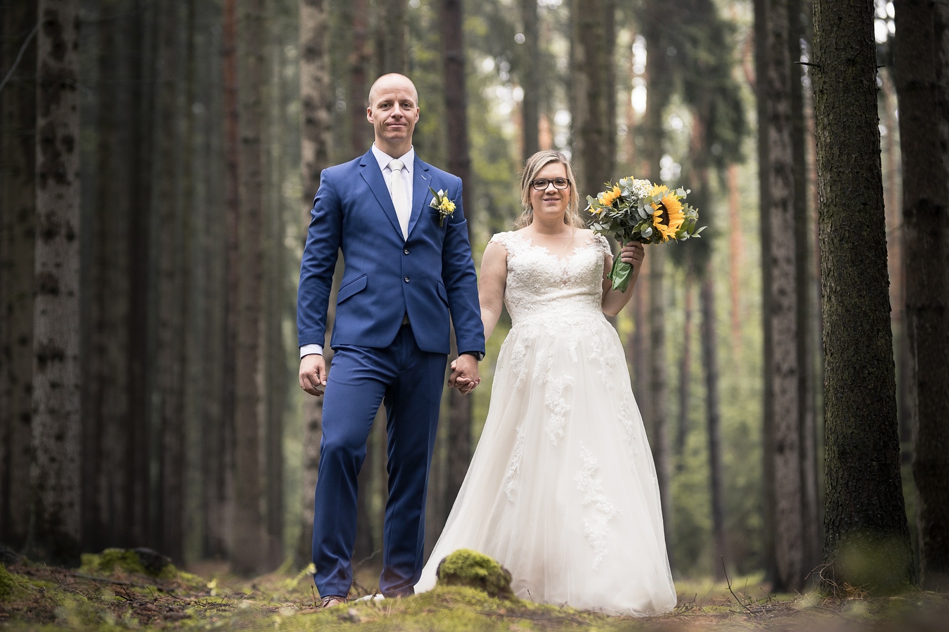 Svatební fotograf Kladno - ženich a nevěsta v lese za ruku