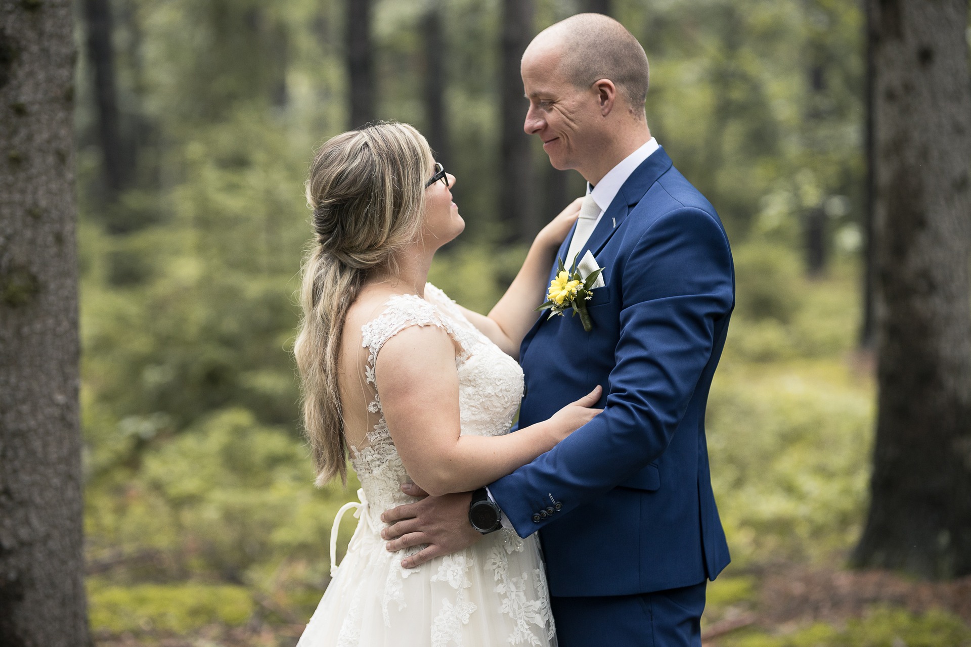 Svatební fotograf Kladno - ženich a nevěsta v lese zamilovaný pohled