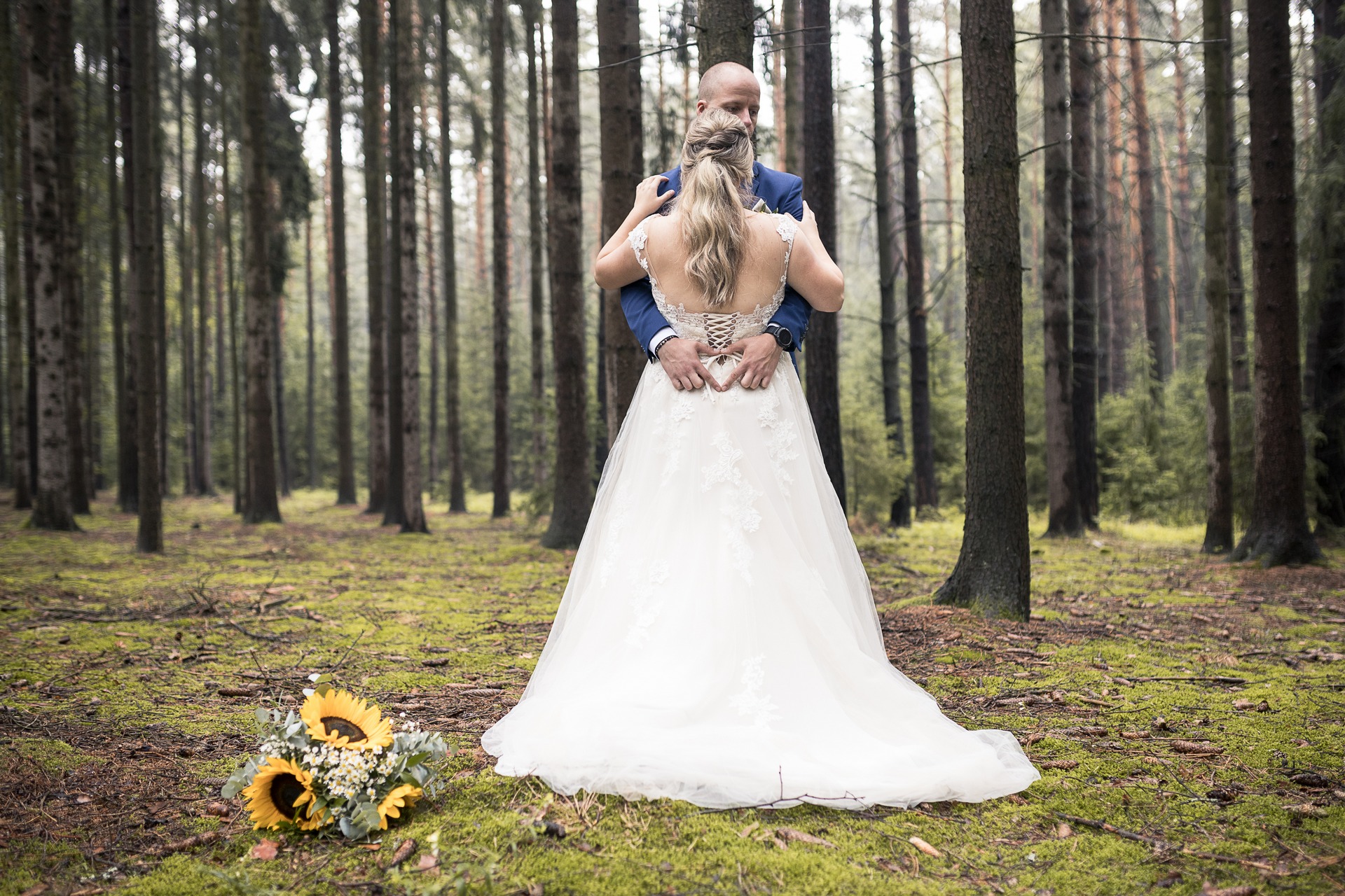 Svatební fotograf Kladno - ženich a nevěsta v lese