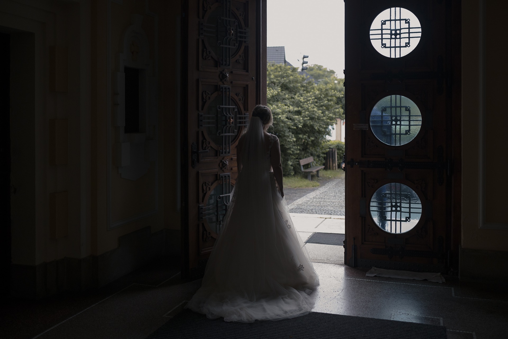 Svatební fotograf Kladno - nevěsta čeká v kostele