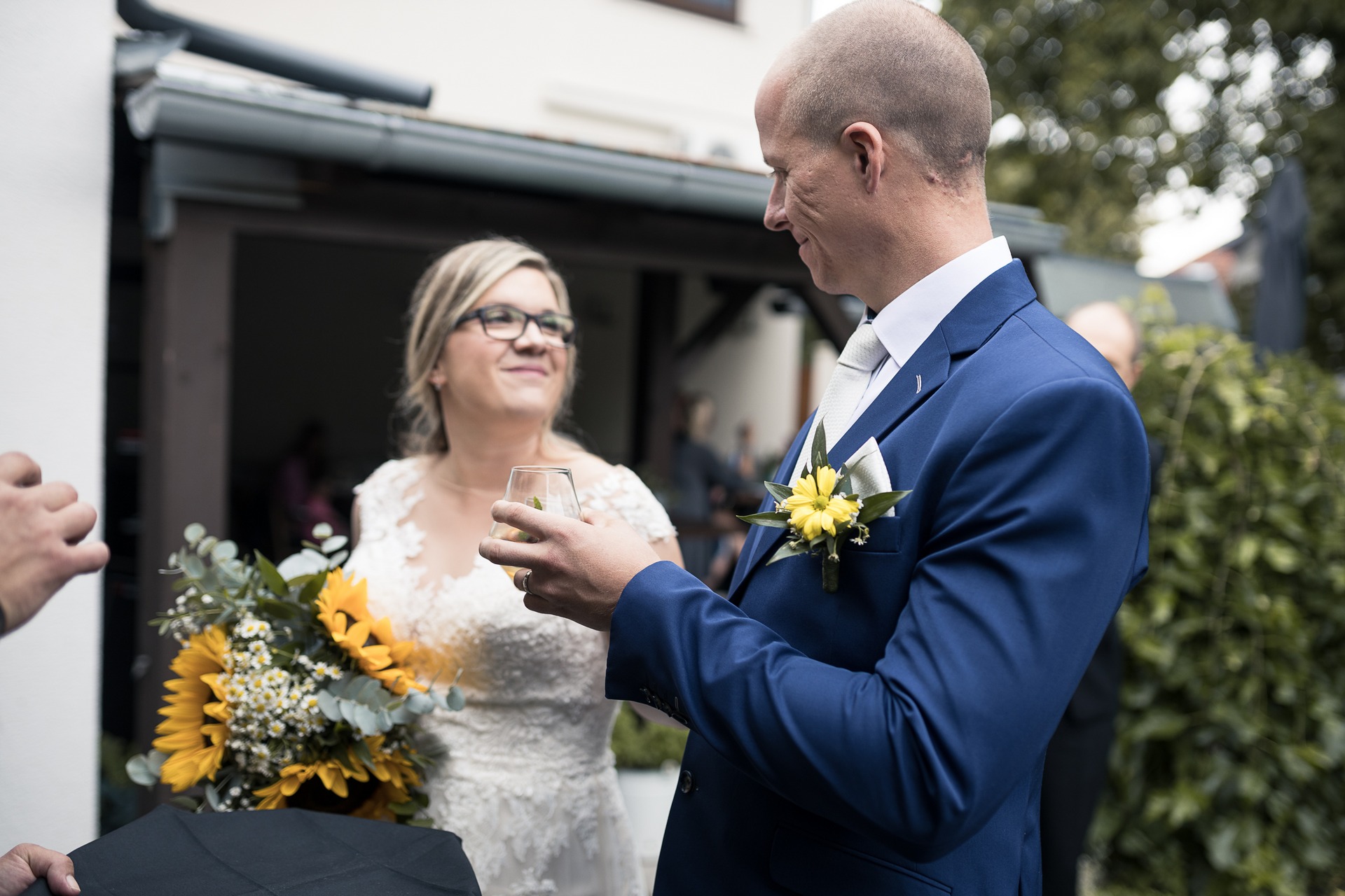 Svatební fotograf Kladno - ženich a nevěsta přípitek