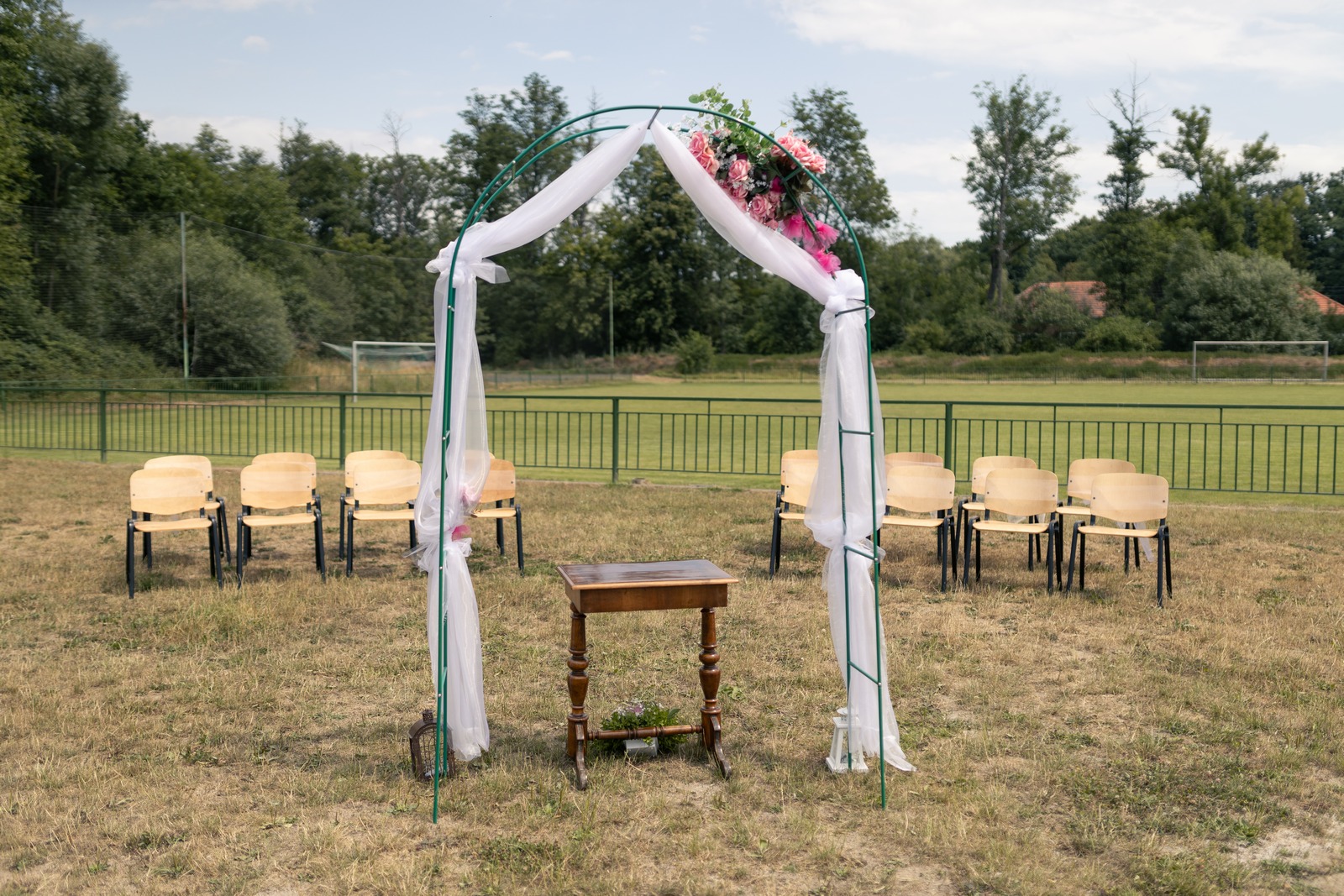 Svatba Nový Knín nedaleko Dobříše na fotbalovém hřišti