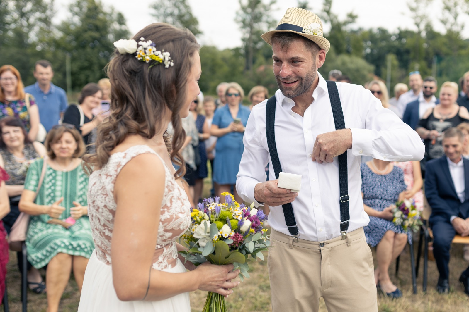 Svatba Nový Knín nedaleko Dobříše - ženich vyndavá snubní prsten