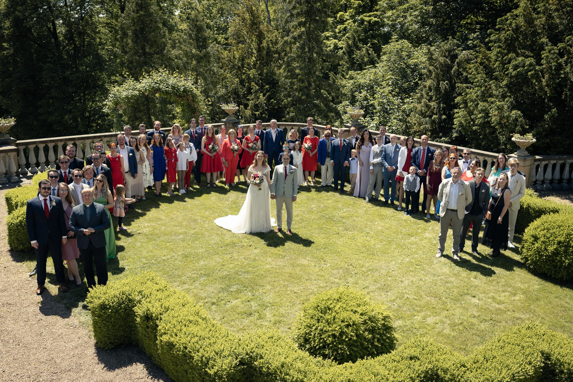 Svatba Chateau Zbiroh - skupinová fotografie