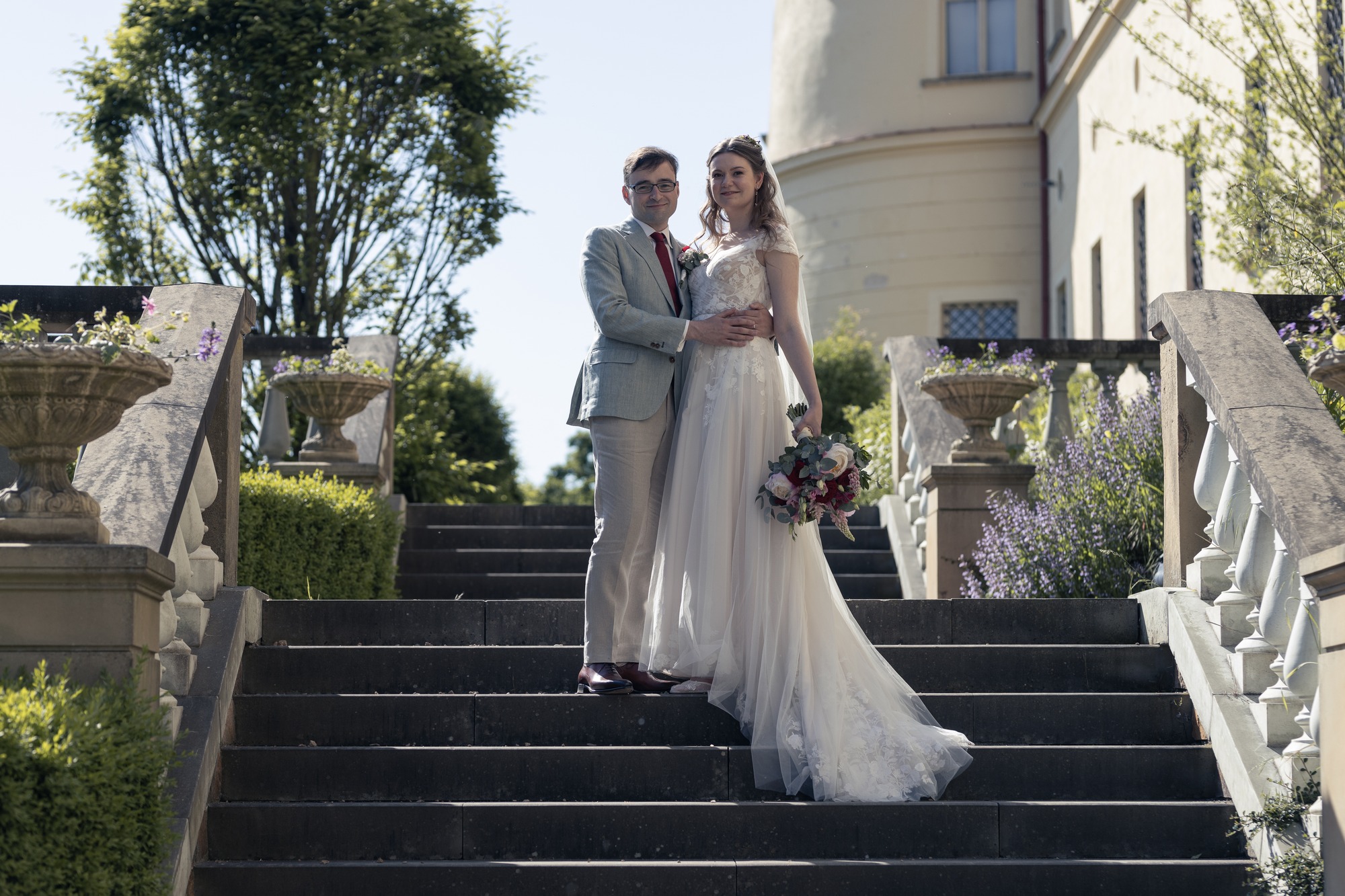 Svatba Chateau Zbiroh - na zámeckých schodech