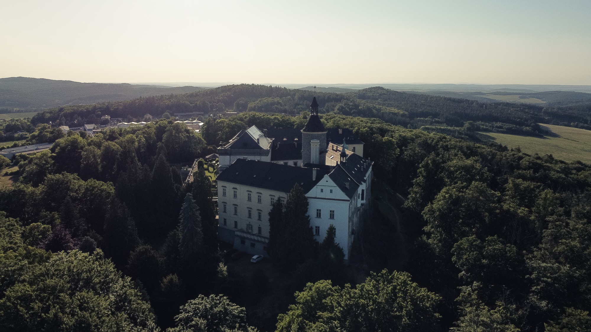 Svatba Chateau Zbiroh - pohled z dronu