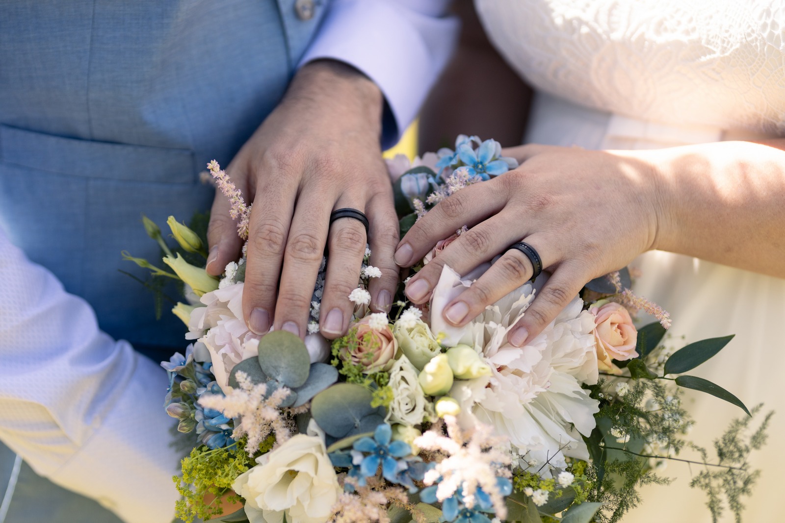 Snubní prsteny na svatební kytici
