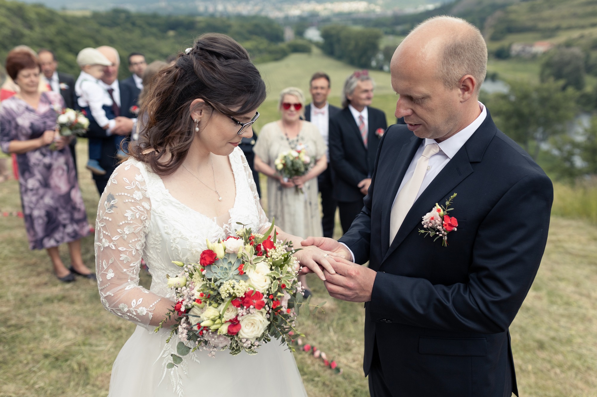 Svatba v Tetíně u Berouna - navlékání snubního prstenu nevěstě