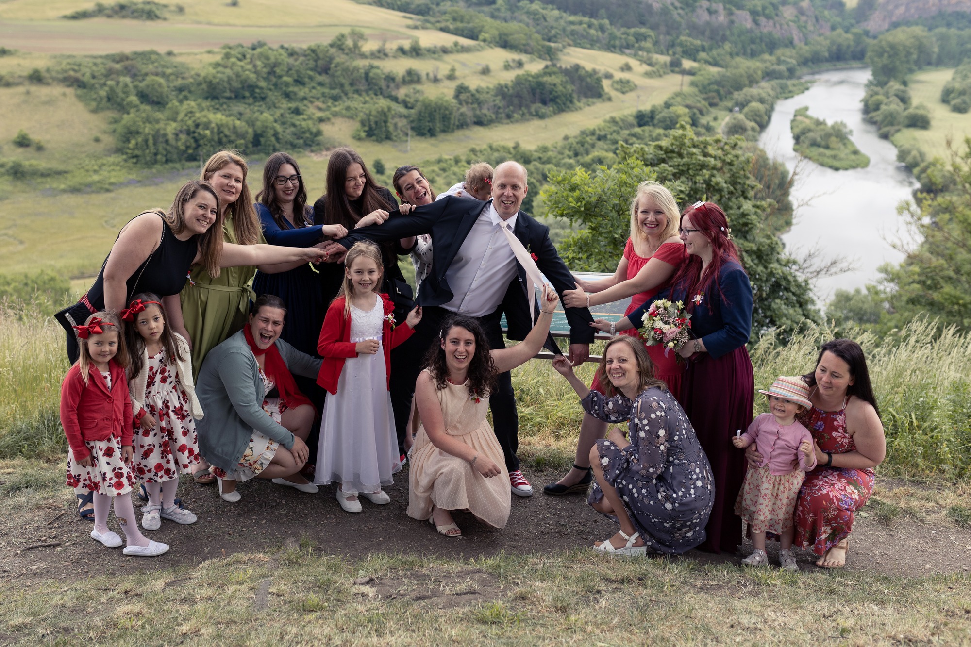 Svatba v Tetíně u Berouna - skupinová fotografie s ženichem