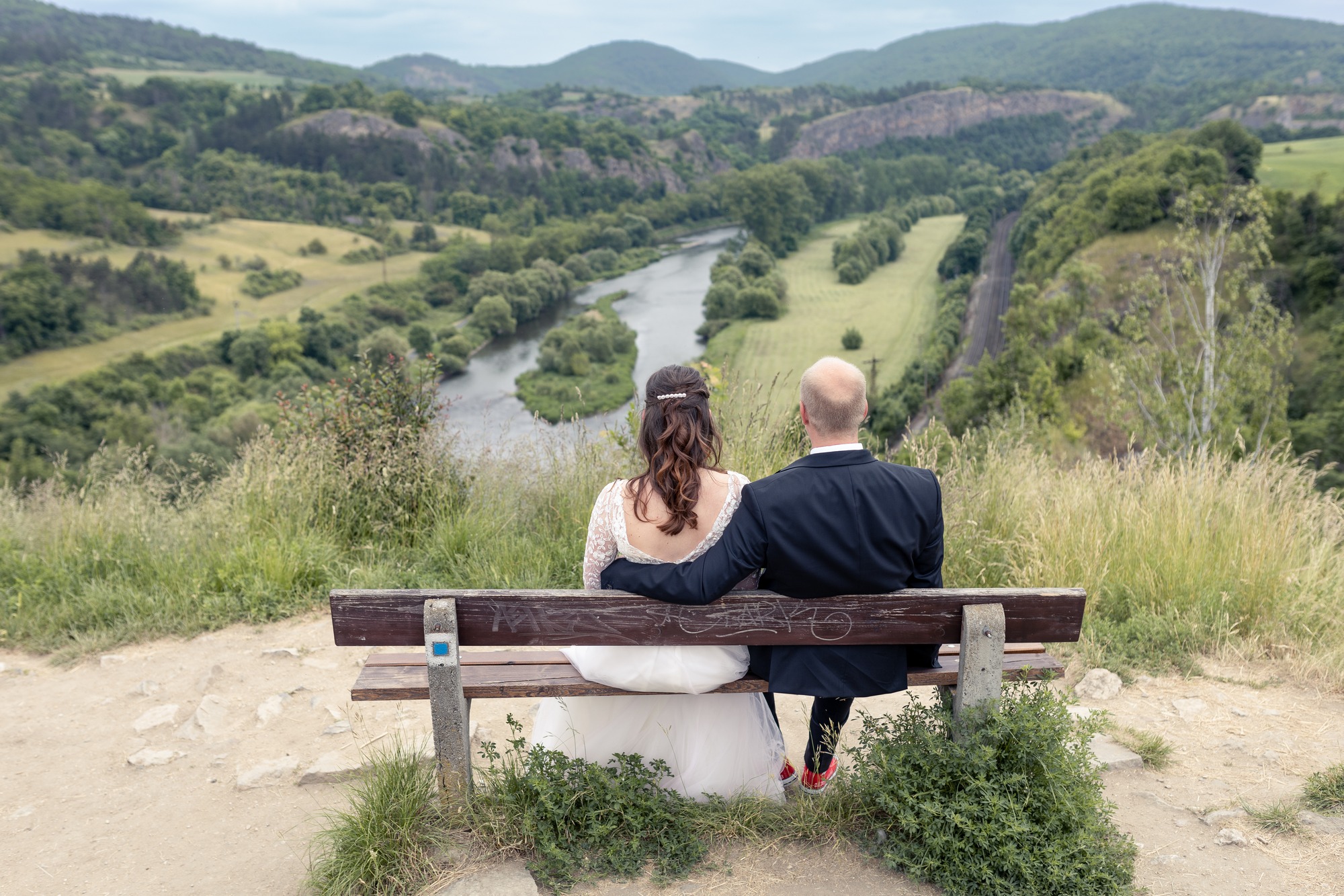 Svatba v Tetíně u Berouna - nevěsta a ženich na lavičce s výhledem na Berounku