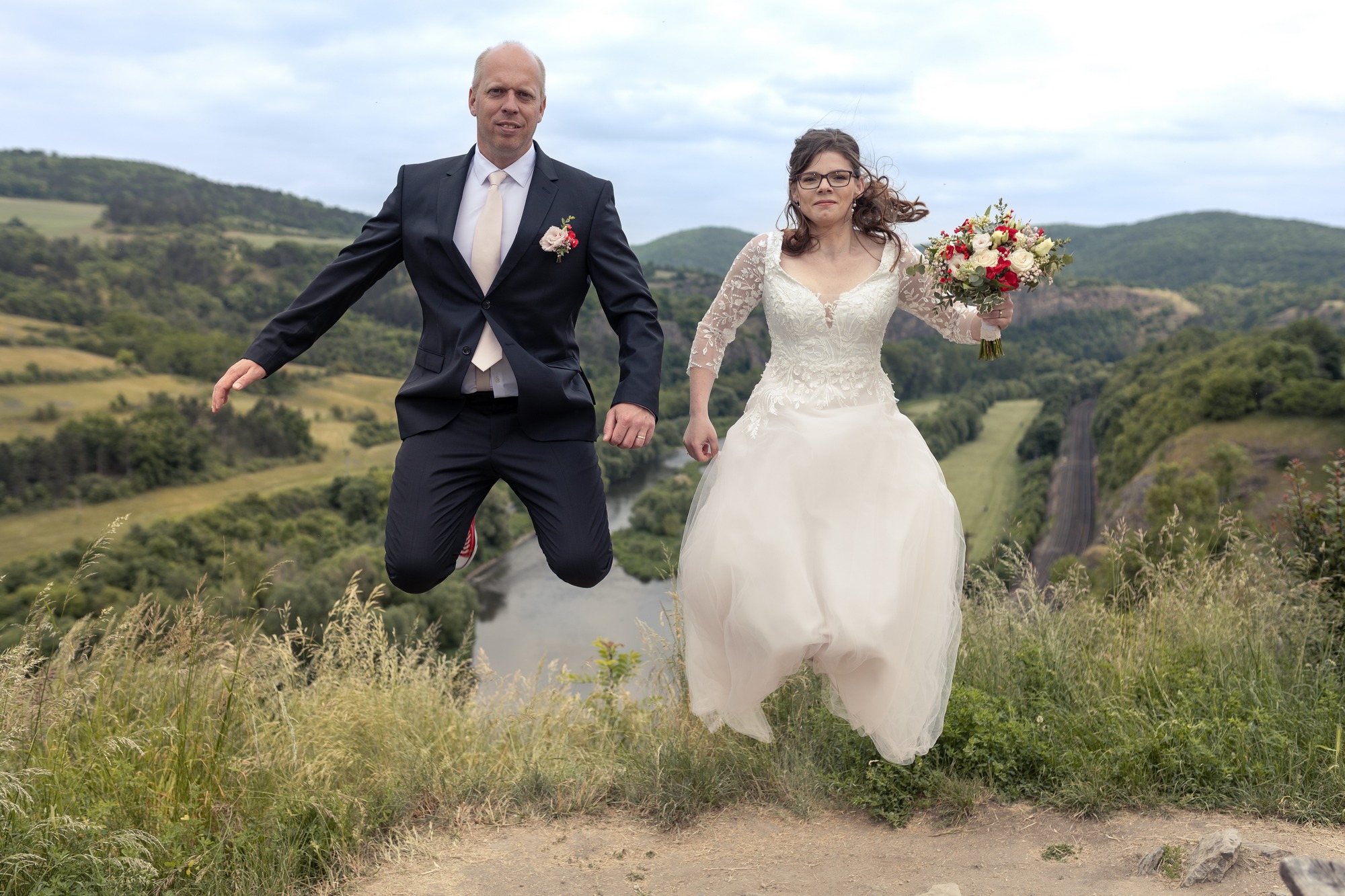 Svatba v Tetíně u Berouna - nevěsta a ženich při výskoku