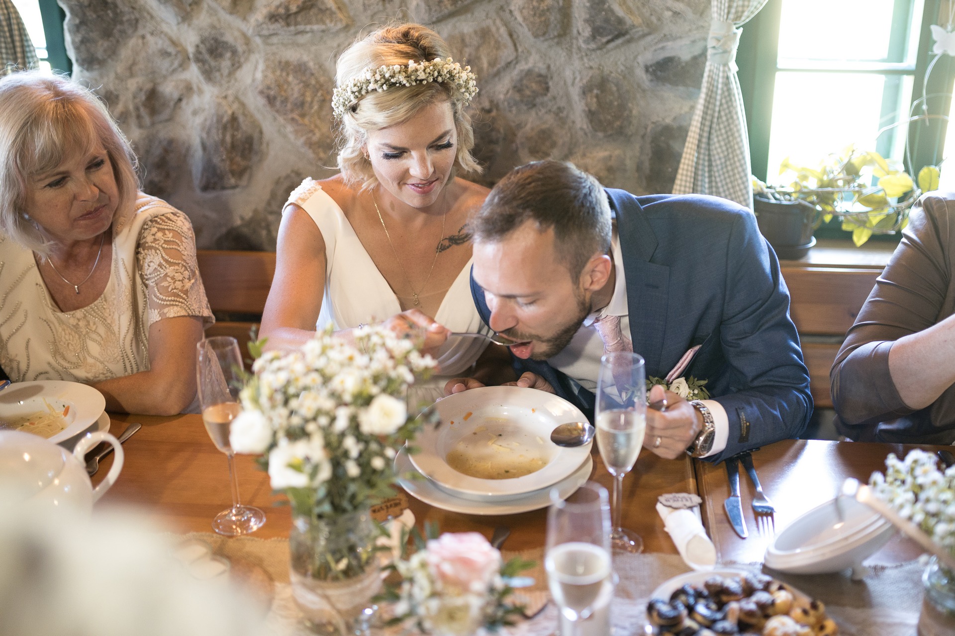 Svatba na Zadově (Churáňov, Šumava) - svatební hostina, polévka