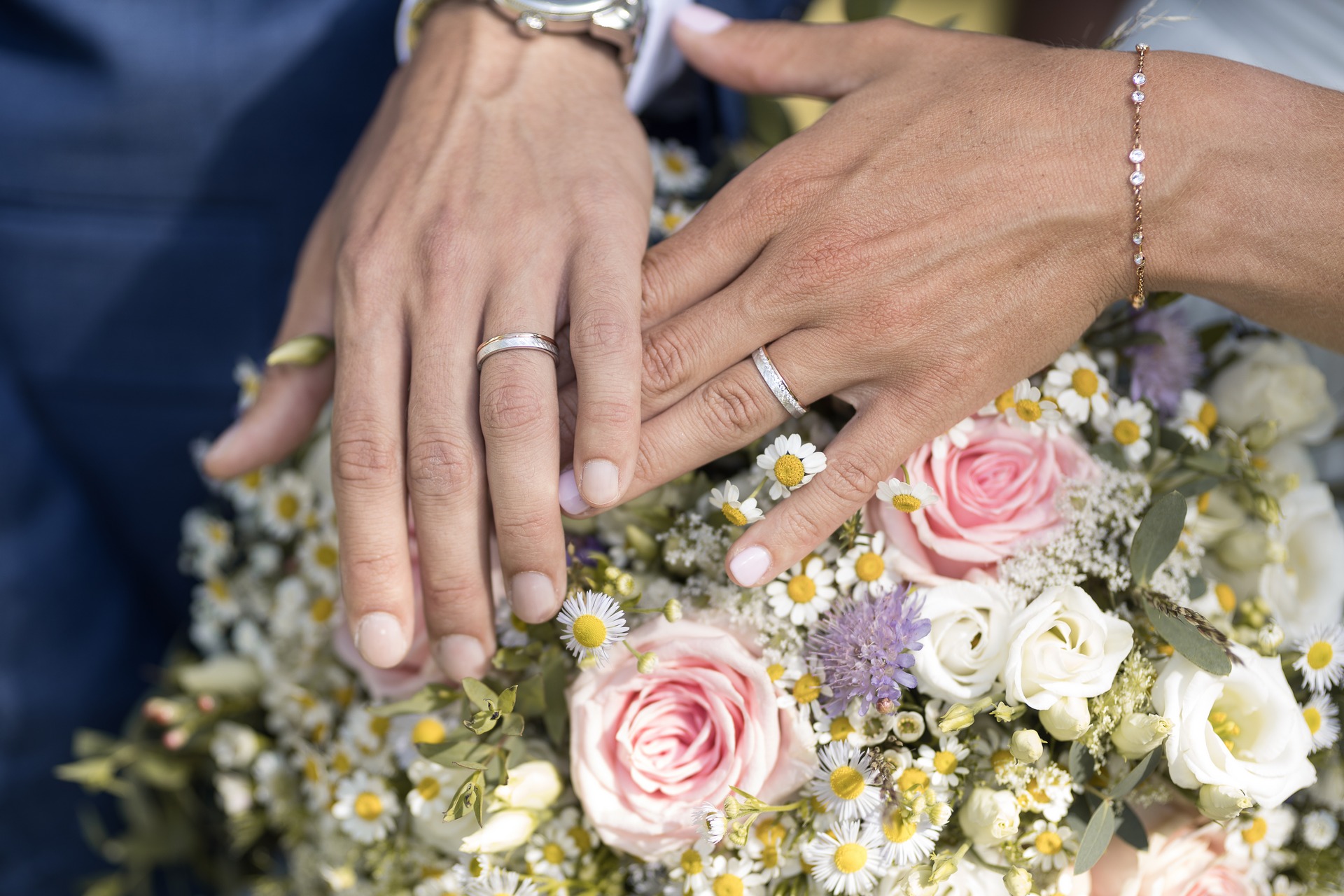 Svatba na Zadově (Churáňov, Šumava) - detail rukou a snubních prstenů
