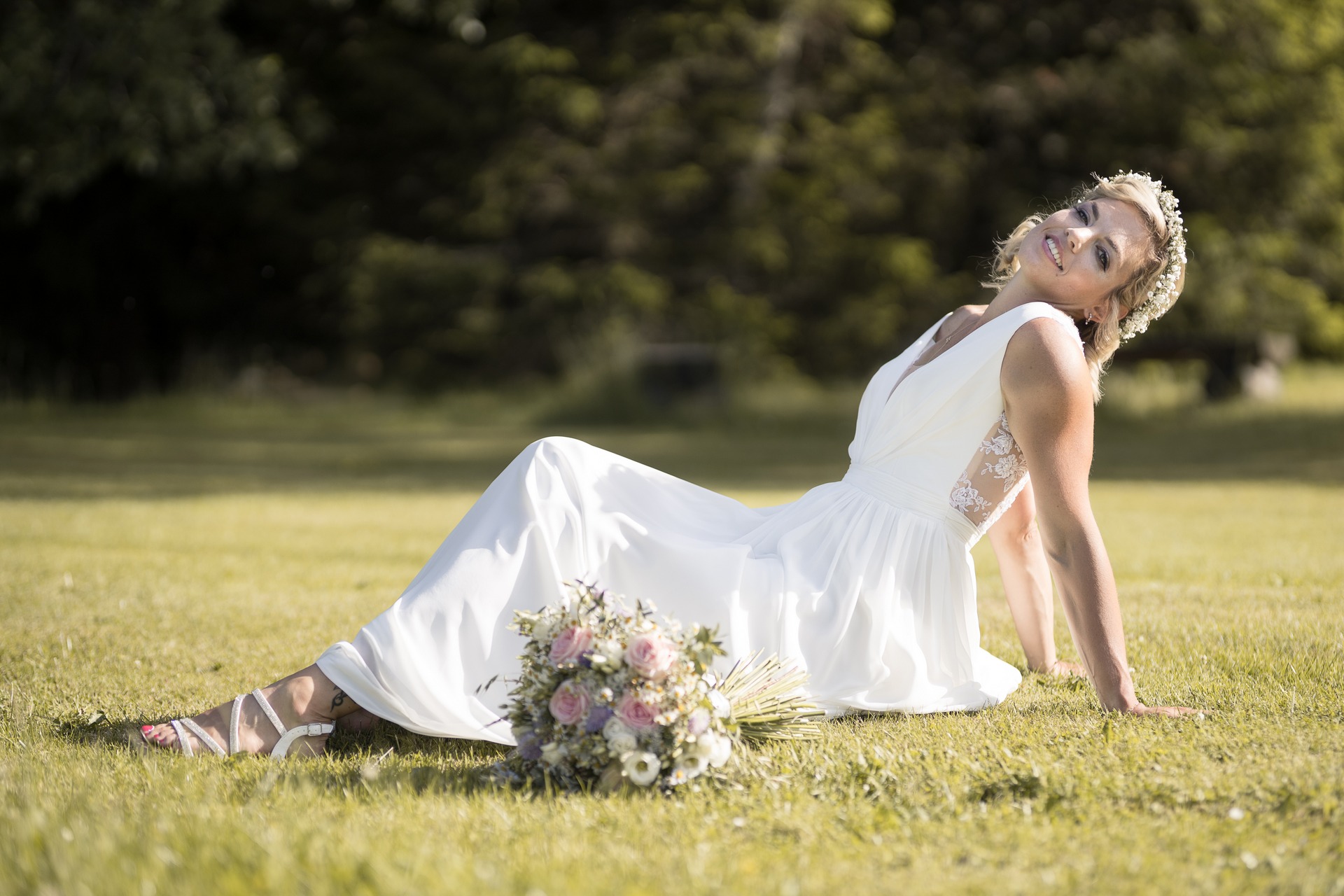 Svatba na Zadově (Churáňov, Šumava) - nevěsta sedící v trávě