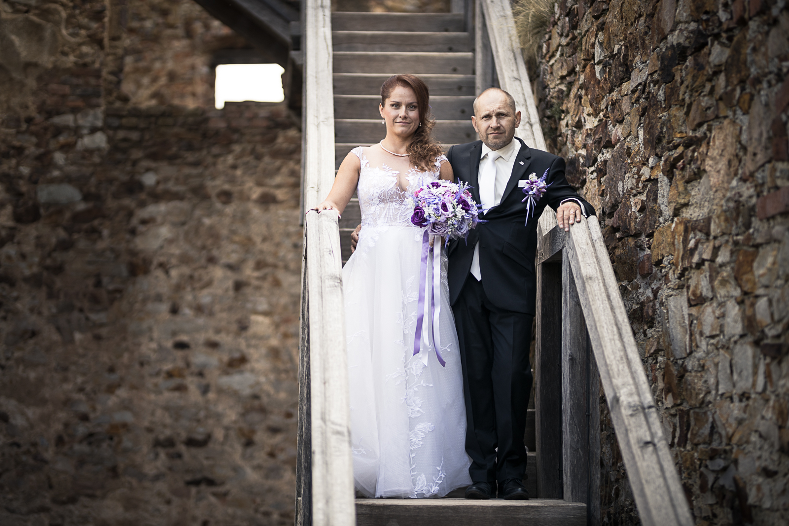 Svatba ženich a nevěsta na schodech