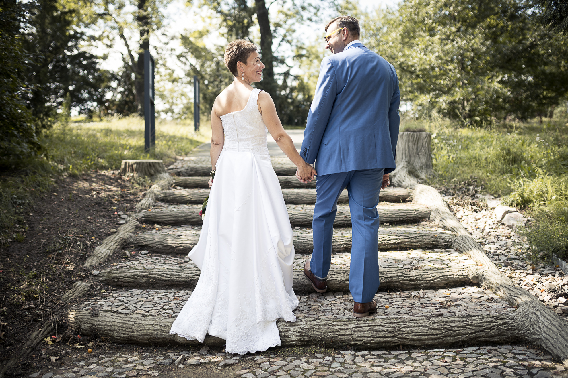 Ženich a nevěsta na schodech v Praze