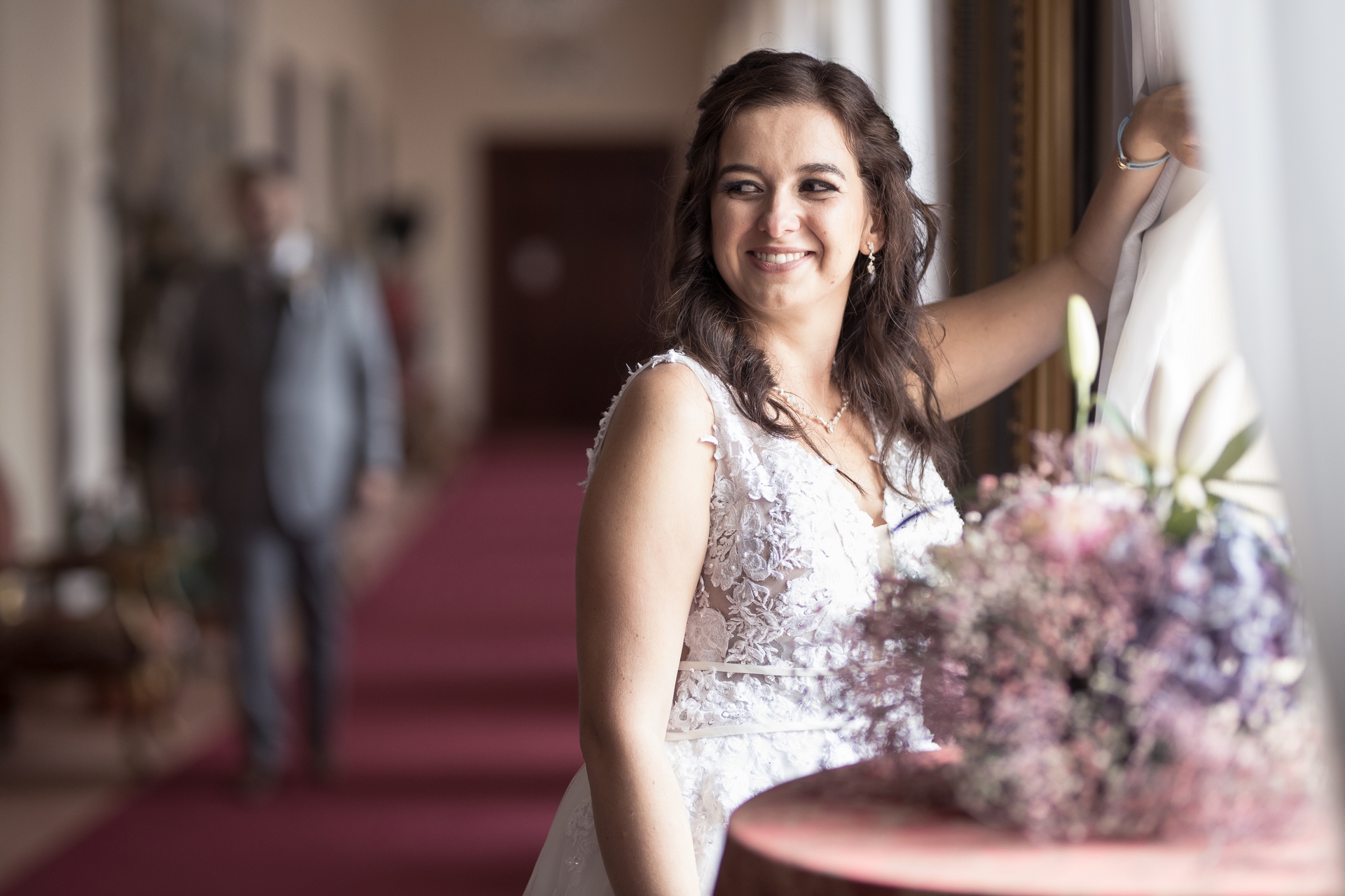 Svatba zámek Zbiroh - zamilovaná nevěsta čeká na ženicha