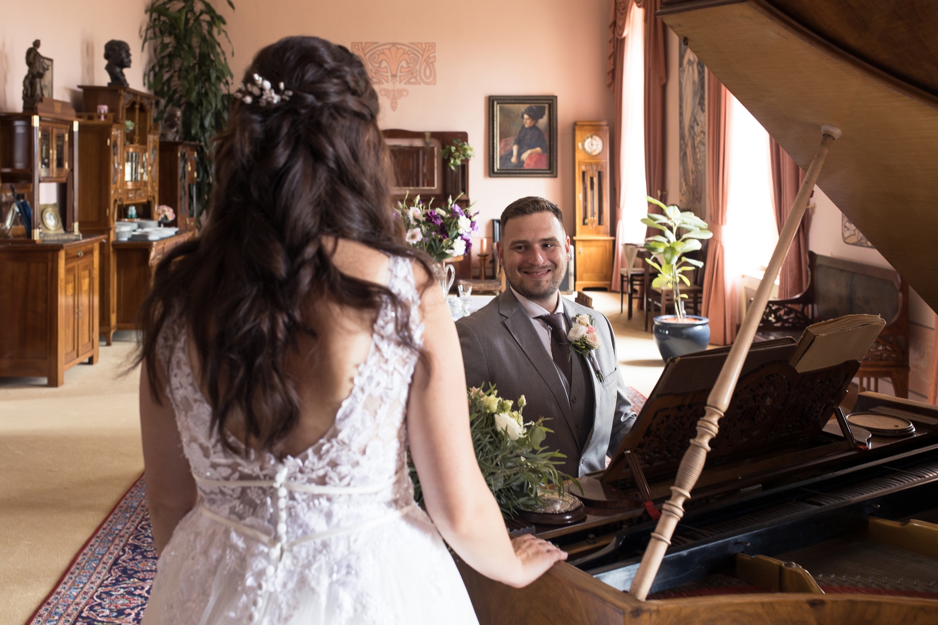 Svatba zámek Zbiroh - ženich hraje nevěstě na klavír