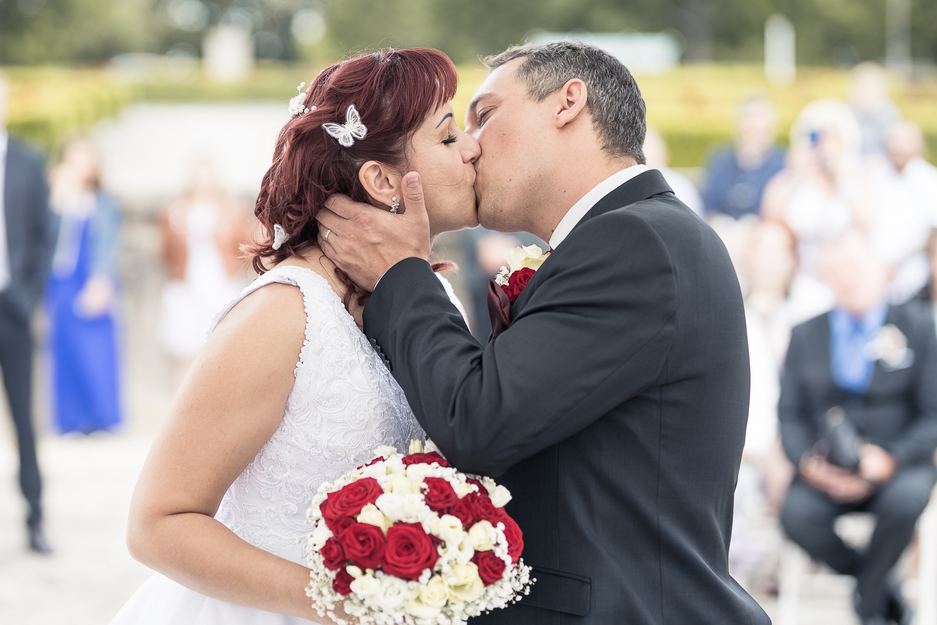 Svatba Růžový sad Lidice - první novomanželský polibek