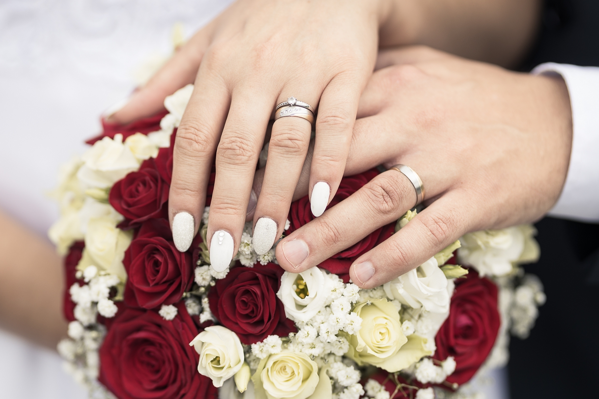 Svatba Růžový sad Lidice - prsteny na kytici