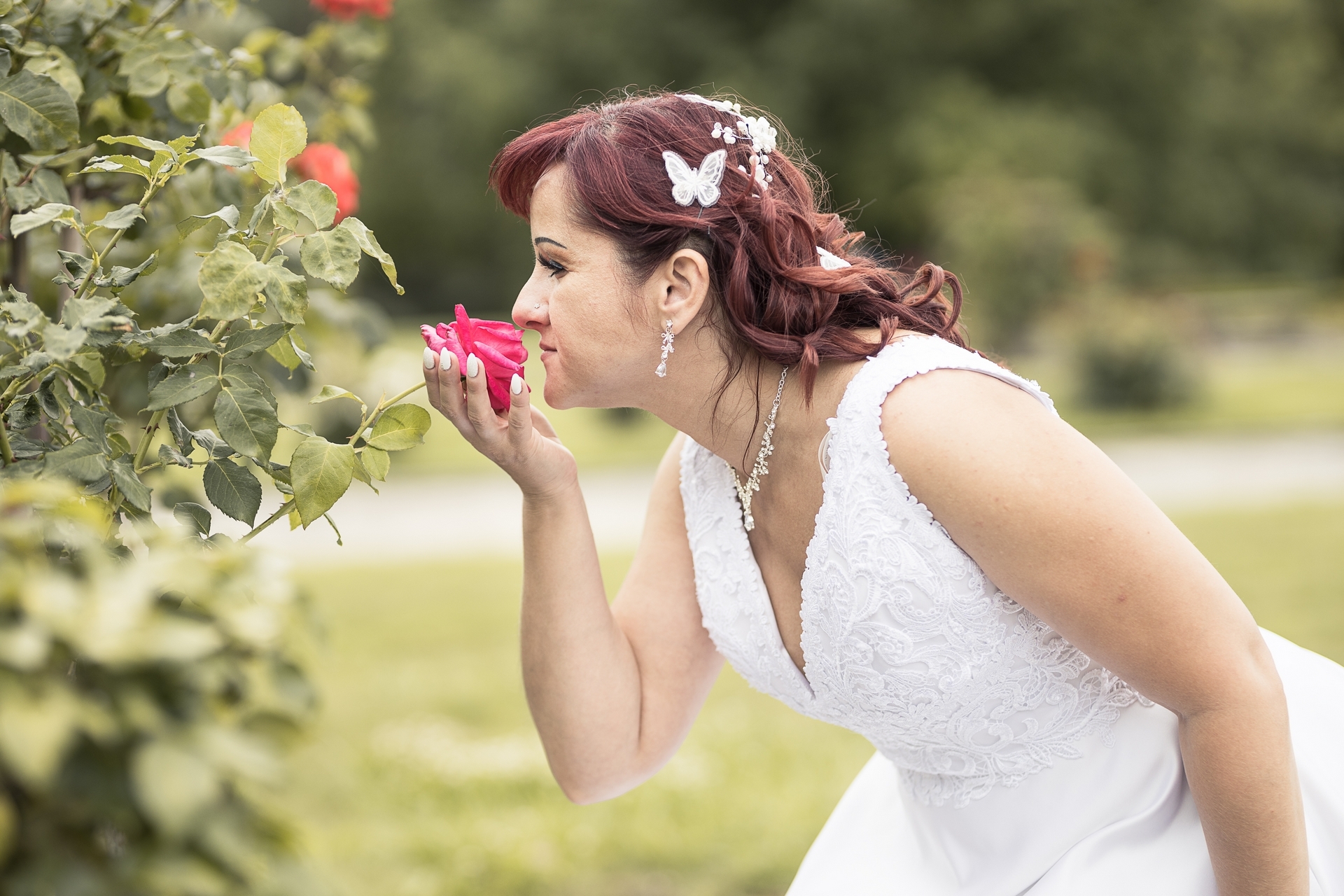 Svatba Růžový sad Lidice - nevěsta a růže