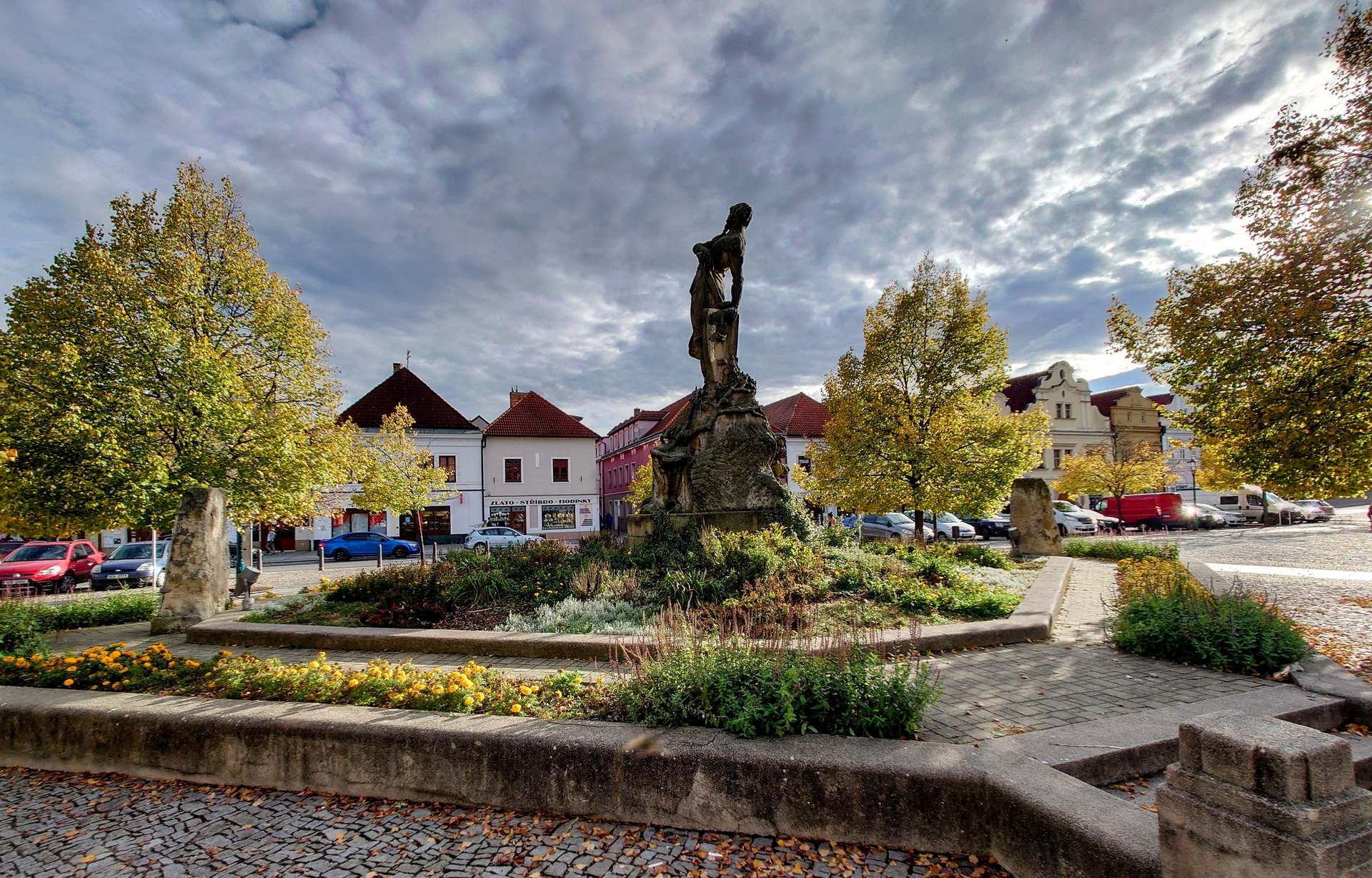 Fotografie ze svatby v Berouně, zámecký park v Hořovicích